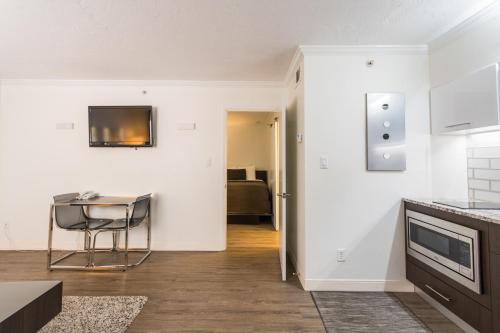 Η κουζίνα ή μικρή κουζίνα στο Hibiscus Suites - Sarasota