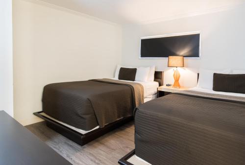 Ένα ή περισσότερα κρεβάτια σε δωμάτιο στο Hibiscus Suites - Sarasota