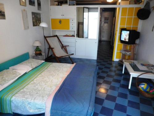 1 dormitorio con cama, mesa y TV en pietre nere, en Giardini Naxos