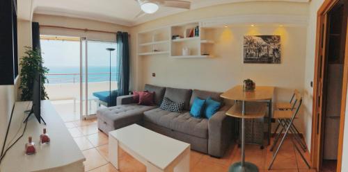 a living room with a couch and a table at Fantásticas Vistas al Mar in Alicante