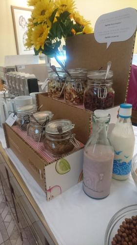 een doos met potjes eten op een tafel bij Hotel Vila Ružica- glavna zgrada i depandanse in Crikvenica