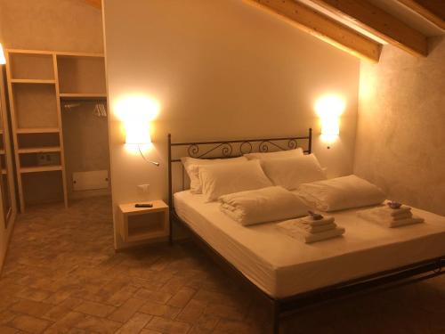 明喬河畔蓬蒂的住宿－agriturismo2laghi，一间卧室配有一张带两盏灯的床。