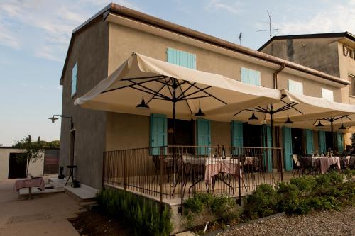 明喬河畔蓬蒂的住宿－agriturismo2laghi，一座带桌子和遮阳伞的庭院