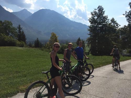 un grupo de personas montando bicicletas por un camino en Pension Villa Louise, en Sankt Kanzian