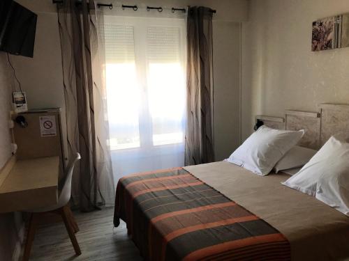 Ένα ή περισσότερα κρεβάτια σε δωμάτιο στο Hôtel du Commerce