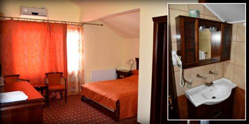 una camera d'albergo con letto e lavandino di Pension Kokett a Cîmpulung