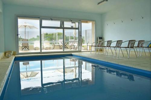 uma grande piscina com cadeiras e uma mesa e uma piscina em Arenas del Este em Costa del Este