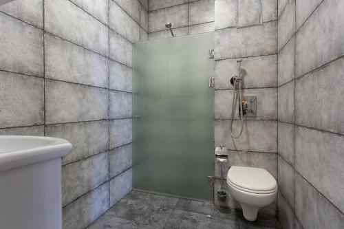 een badkamer met een toilet en een douche bij Yamskoy Posad in Kazan