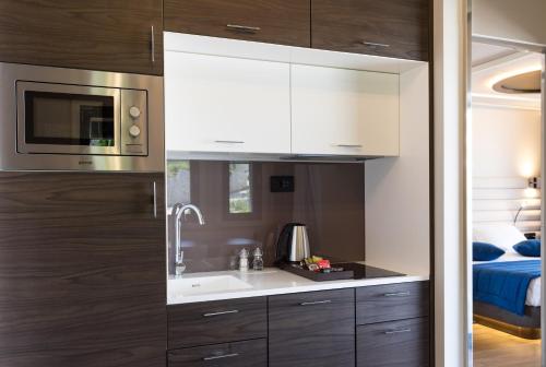 Kuchyň nebo kuchyňský kout v ubytování RMH Lazure Luxury Apartments