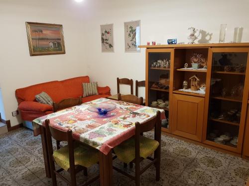 salon ze stołem i kanapą w obiekcie B&B I Lazzarini w mieście Sarnico