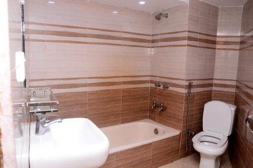 Bathroom sa Hotel Skypark, Sreemangal