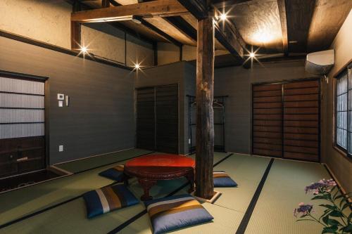 a japanese room with a red bench in the middle at Hazuki Kyoto in Kyoto