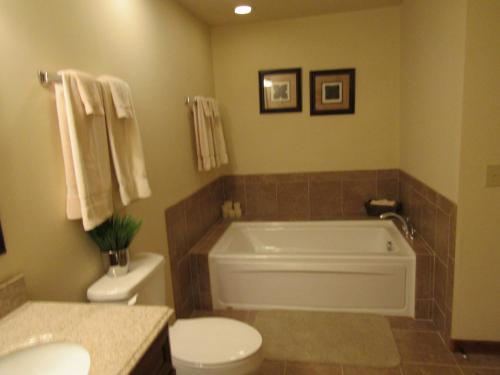 een badkamer met een bad, een toilet en een wastafel bij The Crest 200-J Condo in Sugar Mountain