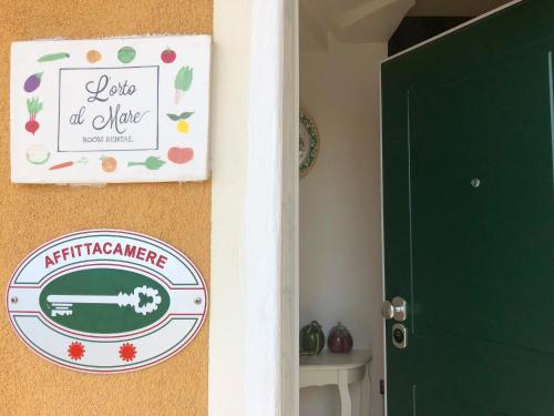 Certificado, premio, señal o documento que está expuesto en Orto al Mare Room Rental