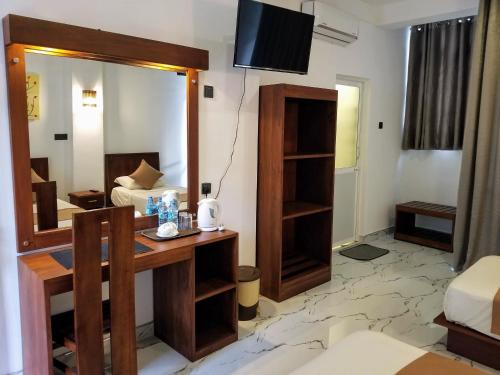 a hotel room with a desk and a mirror at Queens mount in Kandy