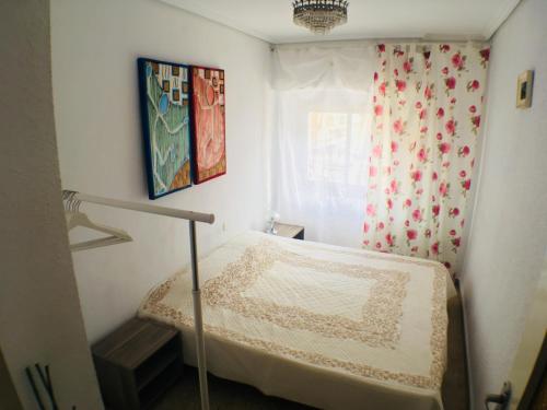 バレンシアにあるPlaya Marina Cabañal Valenciaの窓付きの部屋にベッド付きのベッドルーム1室があります。