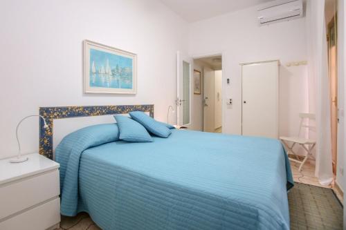 Un pat sau paturi într-o cameră la Donna Teresa appartamenti