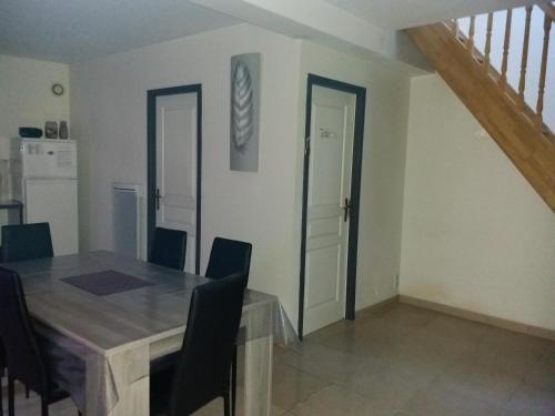 une salle à manger avec une table et des chaises noires dans l'établissement Locations vacances à la montagne, à Sarrancolin