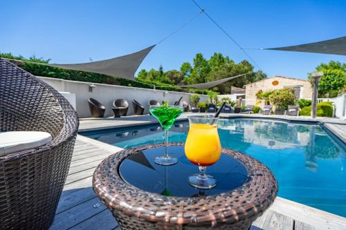 Piscina di Elégance Suites Hôtel o nelle vicinanze