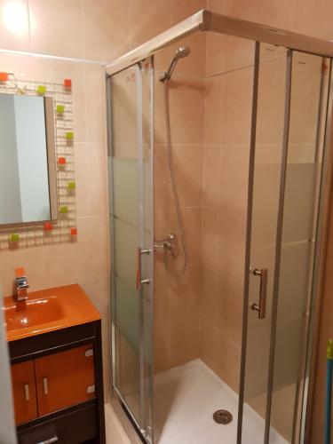 una ducha con una puerta de cristal junto a un lavabo en Málaga Center Beach, en Málaga