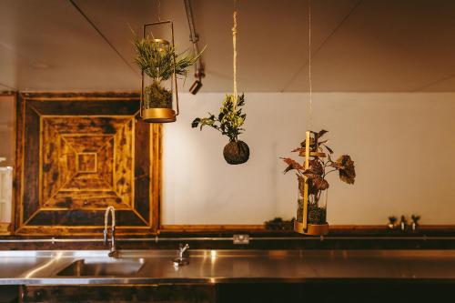 un fregadero con dos macetas en la pared en Owen House Farm, en Knutsford