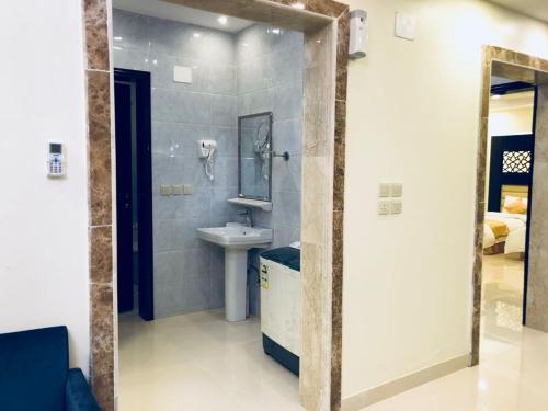 La salle de bains est pourvue d'un lavabo et d'un miroir. dans l'établissement وشل للشقق المخدومة واحة الغروب سابقا, à Tanomah