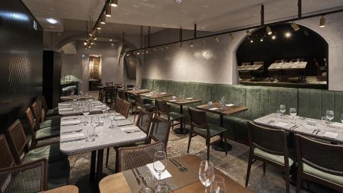 un restaurant avec des tables et des chaises et des verres à vin dans l'établissement My Story Hotel Tejo, à Lisbonne