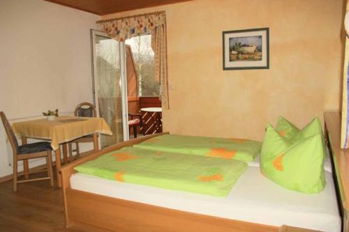 Кровать или кровати в номере Pension Haus am Heubach