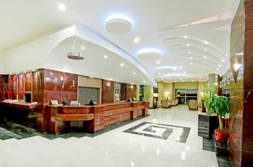 De lobby of receptie bij Korumar Hotel Deluxe