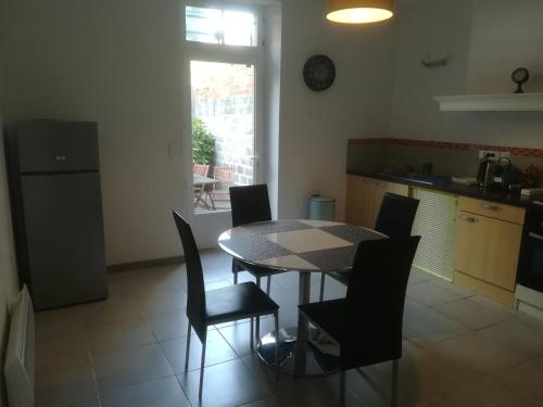 une cuisine et une salle à manger avec une table et des chaises dans l'établissement appartement villa Marie Fanny, à Arles