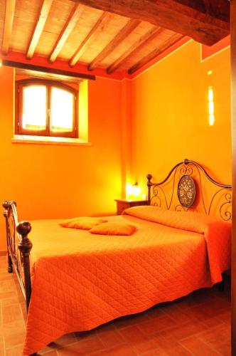 two beds in a room with yellow walls at Agriturismo Arcobaleno della Torretta in Giano dellʼUmbria