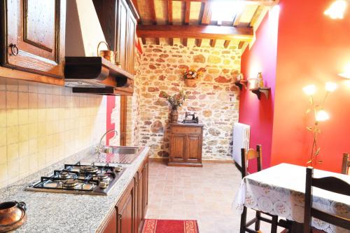 a kitchen with a stove and a counter top at Agriturismo Arcobaleno della Torretta in Giano dellʼUmbria