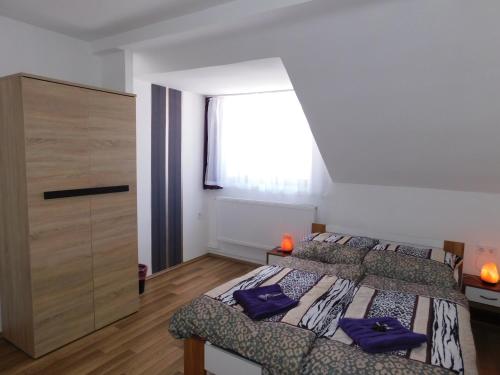 Кровать или кровати в номере 8888 Vendégház