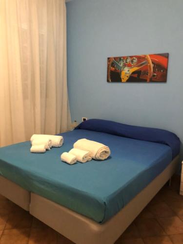 ガリポリにあるAppartamento Oleandri - Baia Verdeのベッドルーム1室(タオル付)