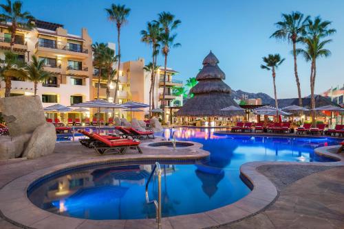 ein Pool in einem Resort mit Stühlen und Sonnenschirmen in der Unterkunft Marina Fiesta Resort & Spa, A La Carte All Inclusive Optional in Cabo San Lucas