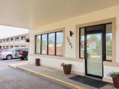 a store front with a sign on the door at Red Carpet Inn North Chicago in North Chicago