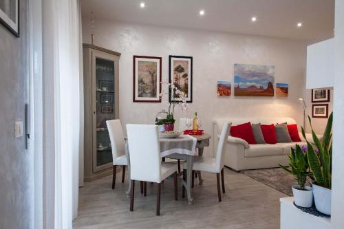 ein Wohnzimmer mit einem Tisch und einem Sofa in der Unterkunft M&M House in Rom