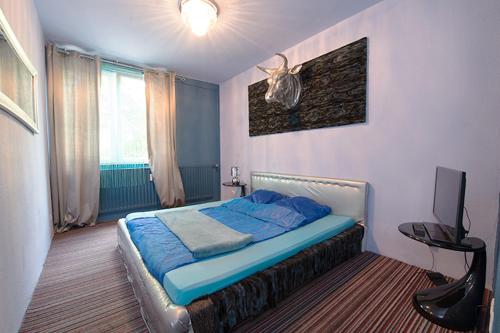 En eller flere senge i et værelse på Hostel Kiezbude