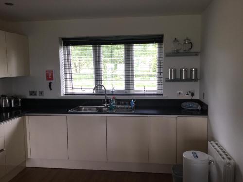 A kitchen or kitchenette at Castlefield Apartment Free Parking