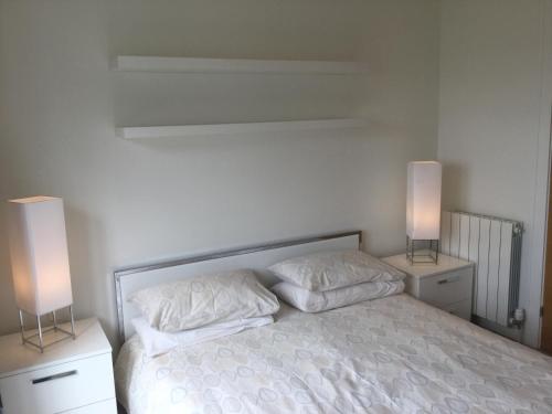 A bed or beds in a room at Castlefield Apartment Free Parking