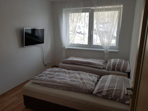Postel nebo postele na pokoji v ubytování NEWLY BUILT APARTMENT 4 WITH BALCONY NEAR CENTER