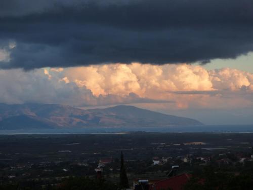 a cloudy sky with a view of the water and mountains at Nestos, Meer und Berge - Griechenland mal anders in Zarkadhiá