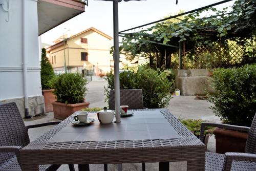 una mesa al aire libre con dos tazas encima en Jazz & Blues Apartments near " Sentiero degli Dei ", en Agerola