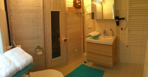 ein Bad mit einer Dusche, einem WC und einem Waschbecken in der Unterkunft La Vie in Kappeln