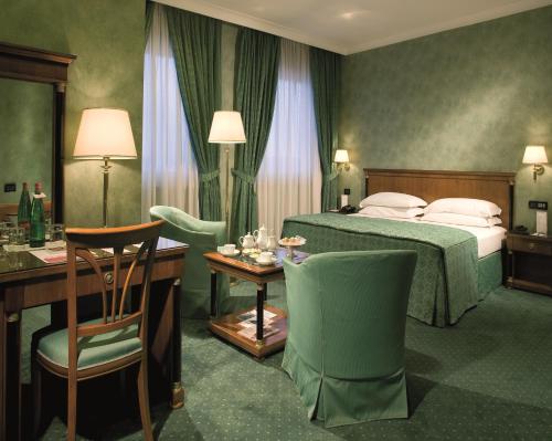 מיטה או מיטות בחדר ב-Ramada by Wyndham Naples