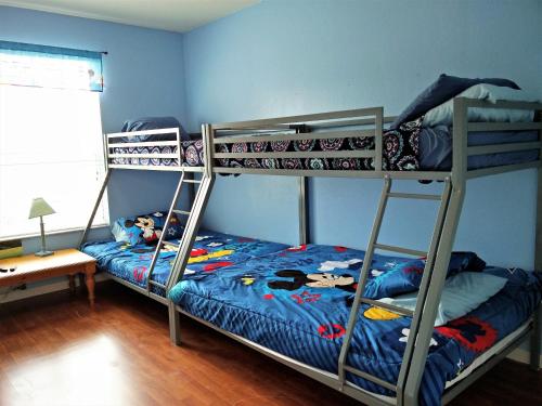 Poschodová posteľ alebo postele v izbe v ubytovaní 3 Bedroom Resort Style Condo, 3 Miles to Disney!