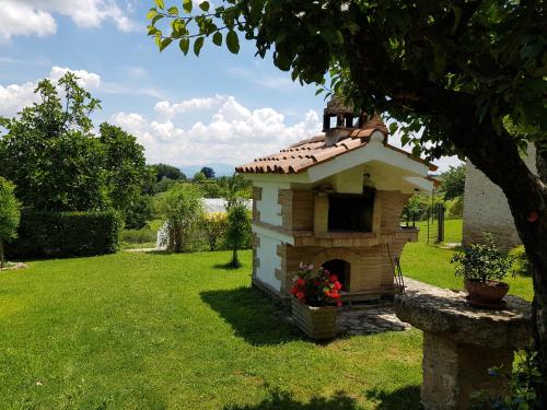 a dog house in the yard of a garden at Agriturismo Arcobaleno della Torretta in Giano dellʼUmbria