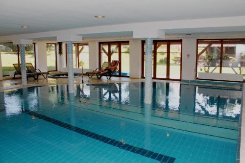 Bazén v ubytování Hotel Prichovice nebo v jeho okolí