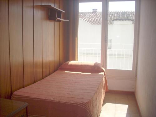 カレーリャにあるCALELLA DE LA COSTA ( Maresme - Costa Brava)の窓付きの客室の小さなベッド1台分です。
