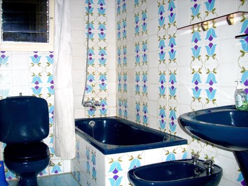 カレーリャにあるCALELLA DE LA COSTA ( Maresme - Costa Brava)のバスルーム(バスタブ、トイレ、シンク付)